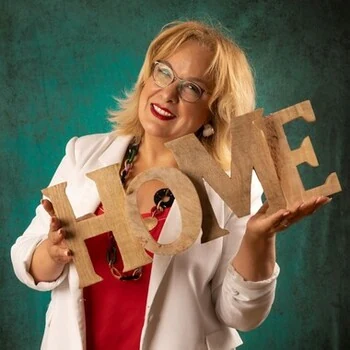 Rim Schaub tenant les lettres en bois du mot HOME